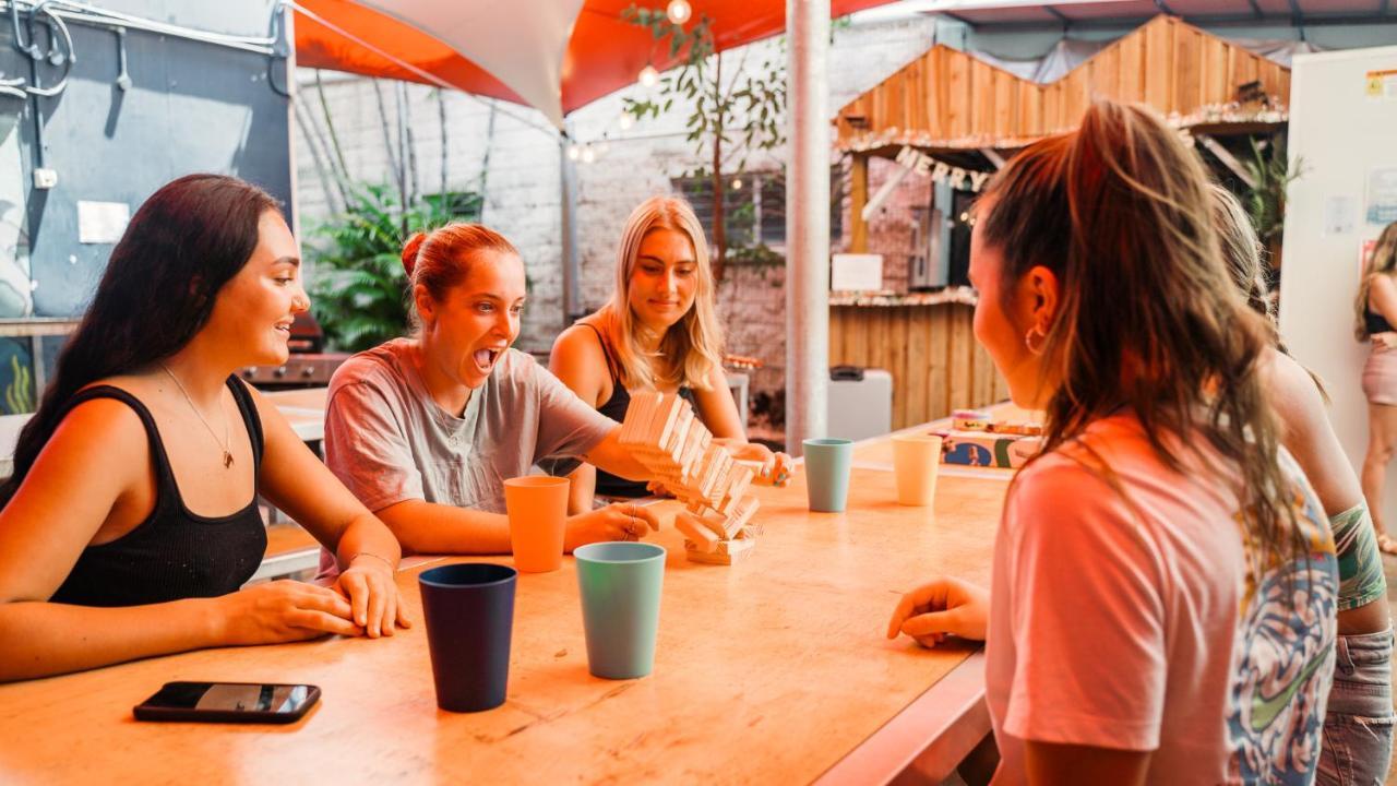 Mad Monkey Waterfront Vandrarhem Cairns Exteriör bild
